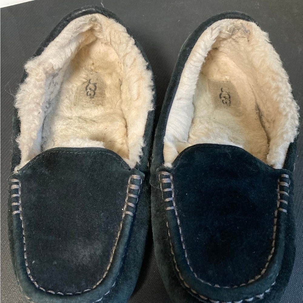 UGG Ansley Slipper in black. Womens size 8, fair